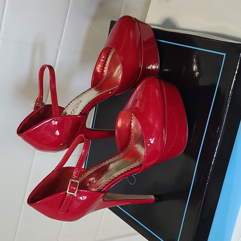 SOLE OBSESSION RED PATENT PUMP